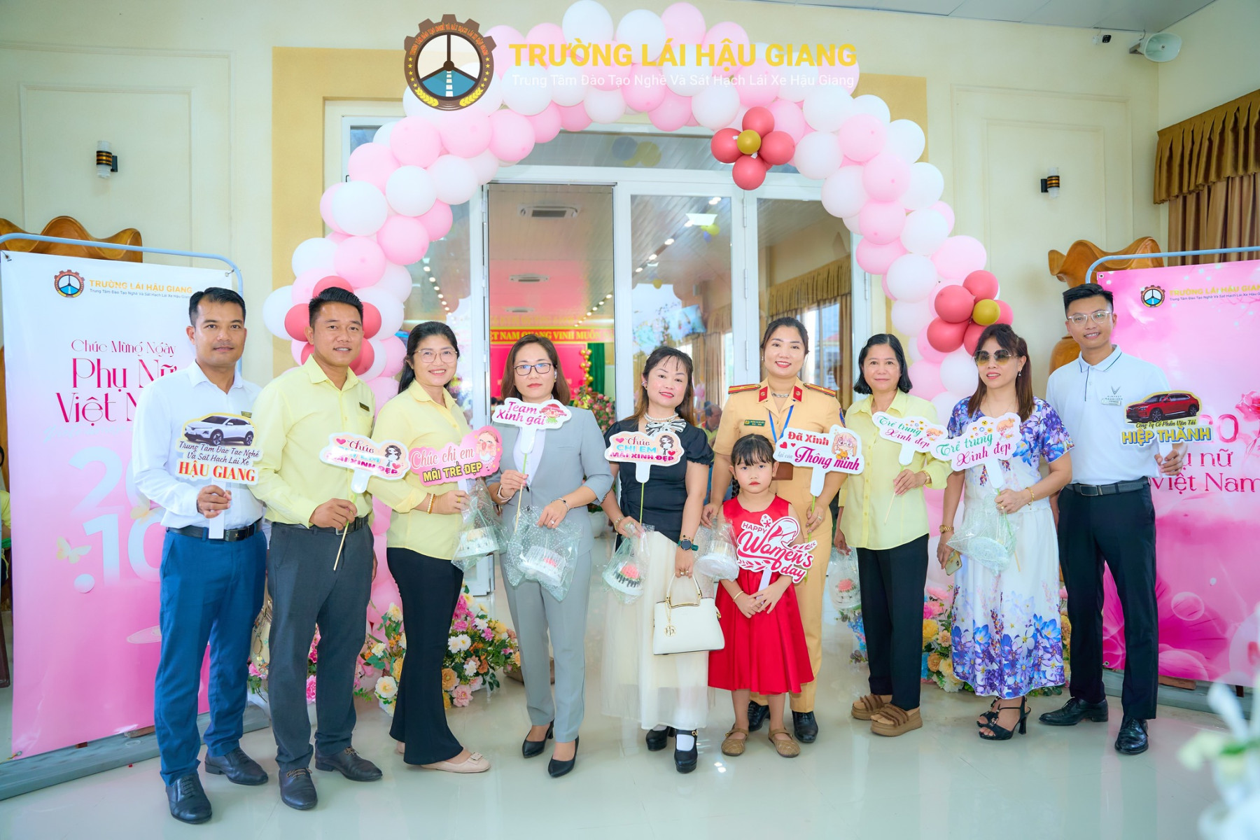 //www.truonglaihaugiang.vn/files/images/20-10-2025%20(Giang).jpg?v=1.0