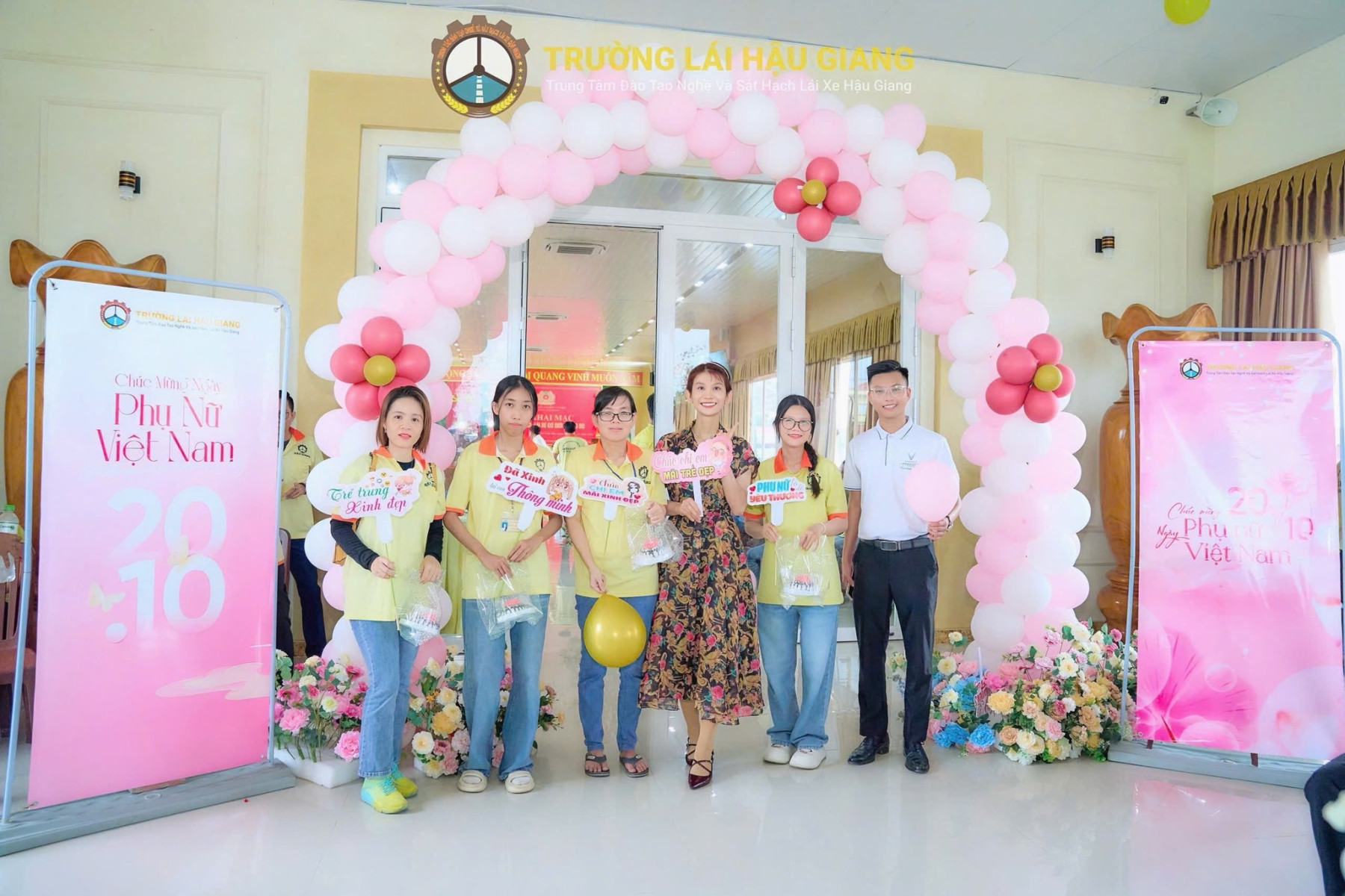 //www.truonglaihaugiang.vn/files/images/20-10-2025%20(Ha).jpg?v=1.0