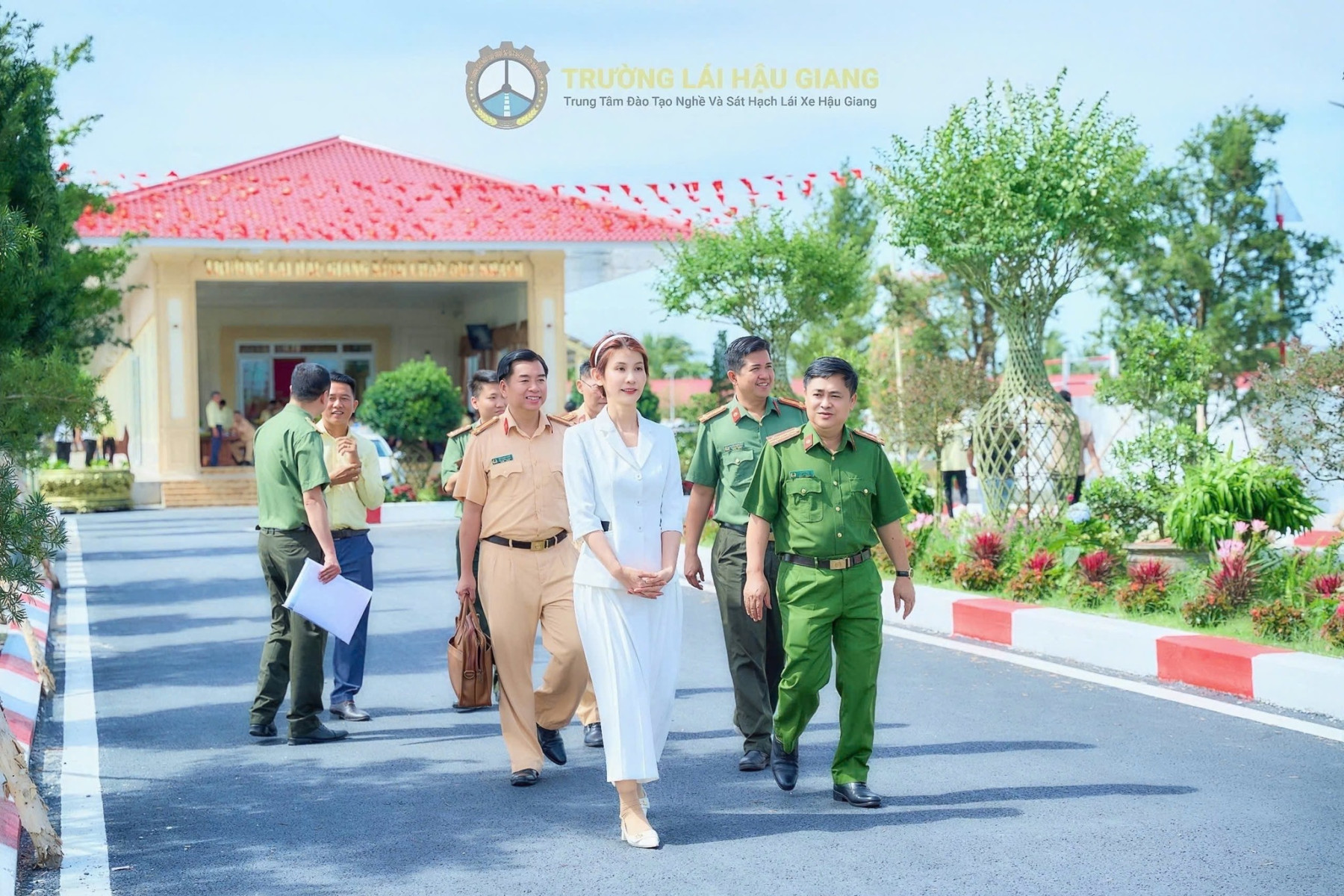 //www.truonglaihaugiang.vn/files/images/Ha%20%26%20Chu%207.jpg?v=1.0